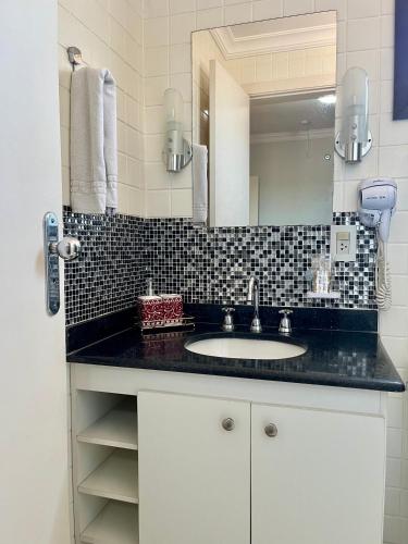 Gambar di galeri bagi Apto para CASAL com bela VISTA, cama KING, COZINHA COMPLETA, VARANDA, PISCINA, SAUNA, PORTARIA 24h e GARAGEM di Guaratinguetá
