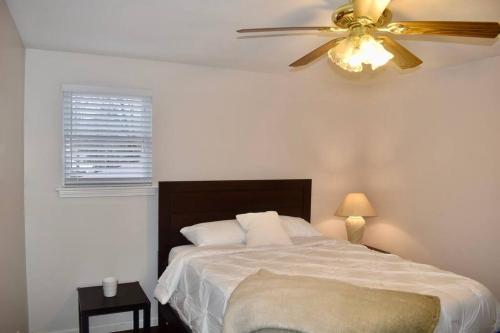 1 dormitorio con 1 cama y ventilador de techo en Entire Apartment with free washer/dryer, en Kingston Springs