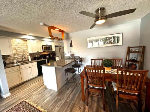 eine Küche mit einem Tisch und Stühlen sowie ein Esszimmer in der Unterkunft White Mountains Getaway with amazing views! in Bartlett