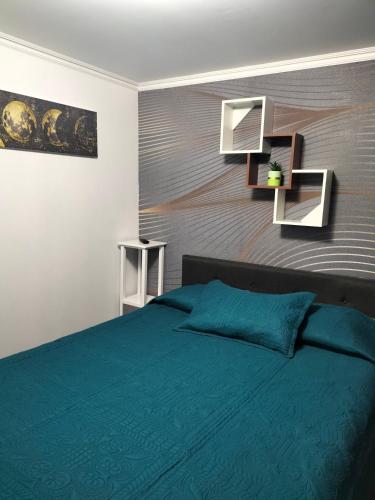 1 dormitorio con 1 cama con manta azul en Habitaciones Barrancas, en San Antonio