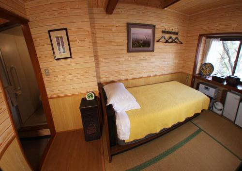 日光市にあるNikko - House - Vacation STAY 96256vの木製の部屋にベッド1台が備わるベッドルーム1室があります。