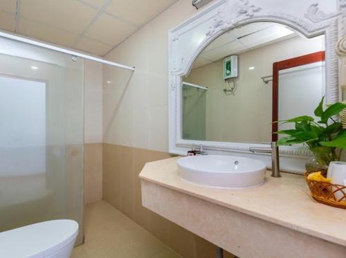 uma casa de banho com um lavatório, um espelho e um WC. em KHÁCH SẠN SƠN THỊNH 23D THÙY VÂN em Vung Tau
