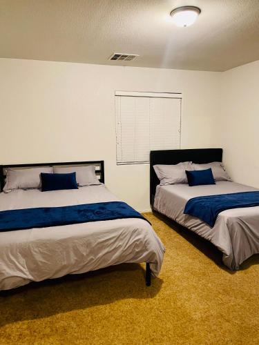 Duas camas sentadas uma ao lado da outra num quarto em 3BR King Suite/Near Strip/Wi-Fi em Las Vegas