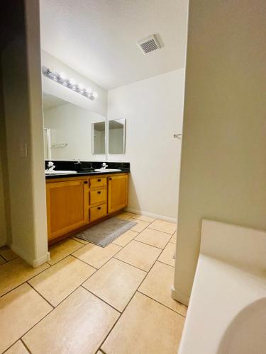 uma cozinha vazia com um lavatório e um espelho em 3BR King Suite/Near Strip/Wi-Fi em Las Vegas