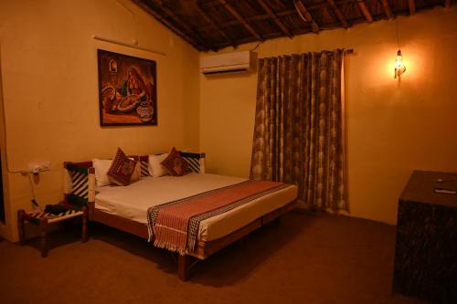 um quarto com uma cama e uma janela em Gramya Resort em Alwar