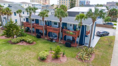 an aerial view of a house with palm trees at Be A Nomad Beachside Apartments in Jacksonville Beach
