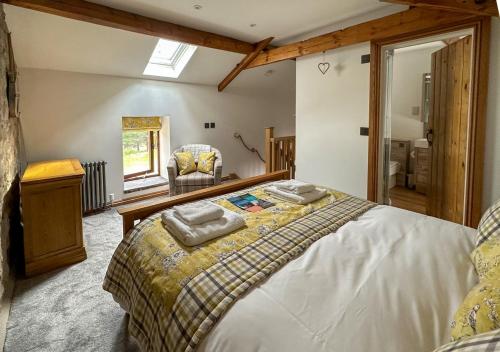 - une chambre avec un lit et 2 serviettes dans l'établissement Red Squirrel Cottage, à Hawes