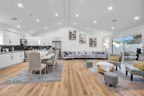 Una cocina o cocineta en Home next to Universal and Hollywood LA