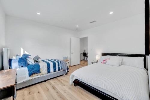 Una cama o camas en una habitación de Home next to Universal and Hollywood LA