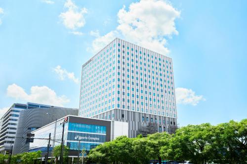 um edifício de vidro alto em frente a um edifício em Hotel JAL City Tokyo Toyosu em Tóquio