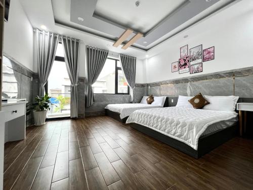 2 camas en una habitación con 2 ventanas en Thiên Lam Homestay en Can Tho