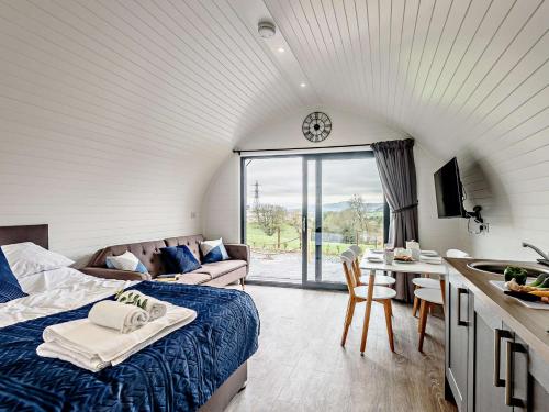 una camera da letto con un letto e un soggiorno di 2 Bed in Corwen 80318 a Gwyddelwern