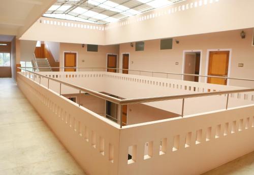 une pièce vide avec un escalier dans un bâtiment dans l'établissement Chakalakkal Residency, à Sultan Bathery