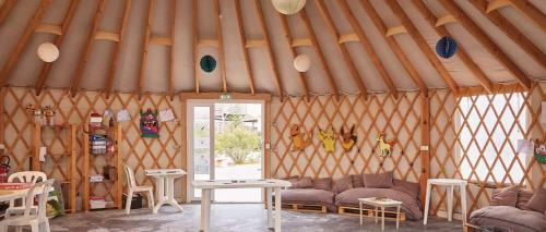 una habitación con sofá y mesa en una yurta en Mobil Home 6 personnes 40m2 Chez Isa, en Torreilles