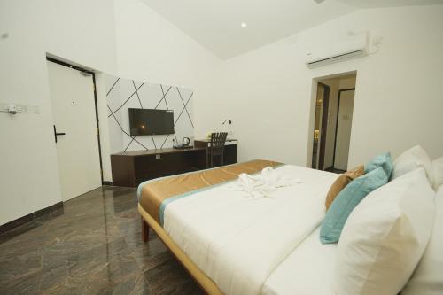 Postel nebo postele na pokoji v ubytování Bay Breeze Suites