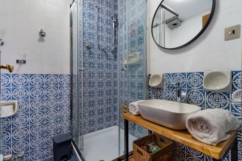 uma casa de banho com um lavatório e um chuveiro em BeSt Volpe em Sestriere