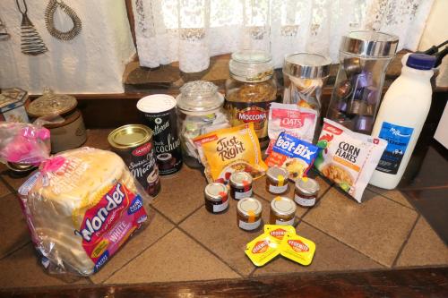 een aanrecht met verschillende voedingsmiddelen erop bij Lemke Cottage Barossa Valley in Moculta