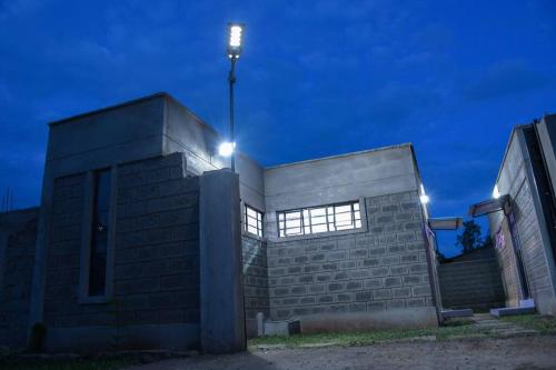 un bâtiment avec une lumière au-dessus de celui-ci la nuit dans l'établissement Tulivu homes, 