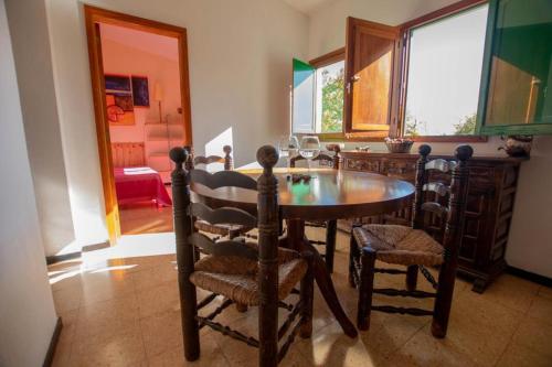 a dining room with a wooden table and chairs at Finca pajaritos in Las Palmas de Gran Canaria