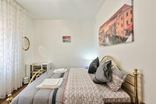 ein Schlafzimmer mit einem Bett in einem Zimmer in der Unterkunft City Living Guest House Venice in Mestre