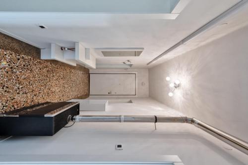 ein leeres Zimmer mit einem Pool an der Decke in der Unterkunft City Living Guest House Venice in Mestre