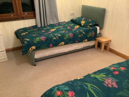 una camera con un letto e un tavolino di polgoon Vineyard annex Penzance a Penzance