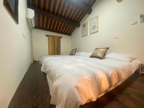 Postel nebo postele na pokoji v ubytování Ba Ba Guan Hai Ancient House B&B