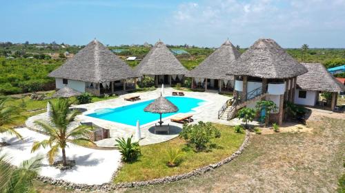uma vista aérea de um resort com uma piscina em Coral Village em Malindi