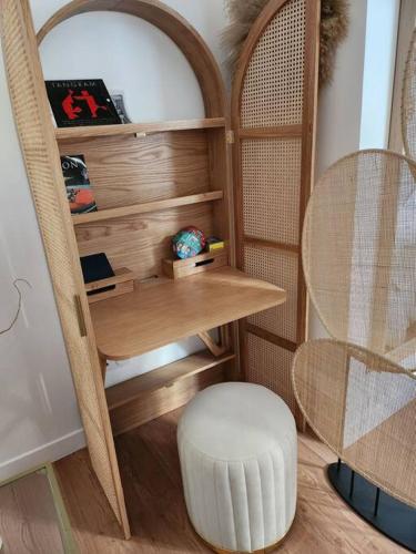 Cette petite chambre comprend une table et un tabouret. dans l'établissement La maisonnette des hautes granges, à Blois
