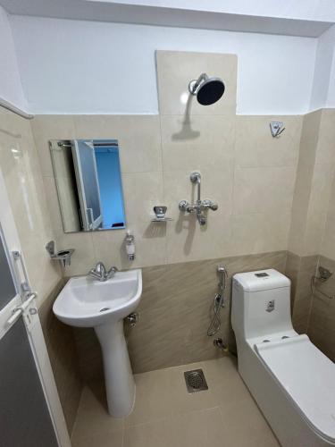 カトマンズにあるSagarmatha View Homesの小さなバスルーム(洗面台、トイレ付)