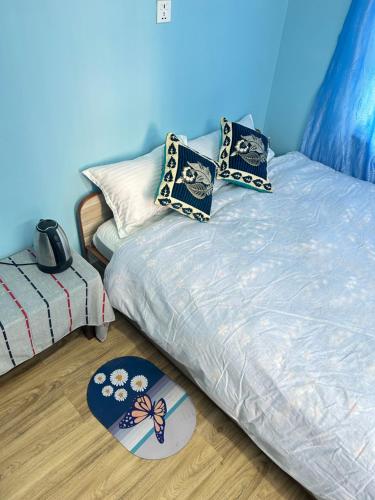 um quarto com uma cama com almofadas e um tapete em Sagarmatha View Homes em Kathmandu