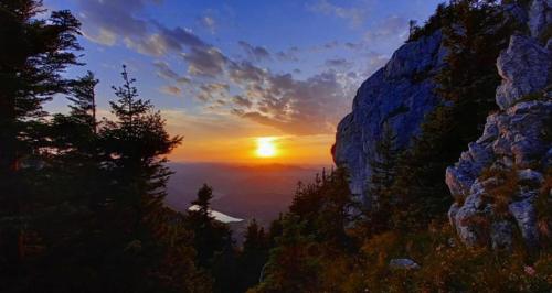 a sunset in the mountains with the sun setting at Villa Fortuna Romantik in Lackenhof