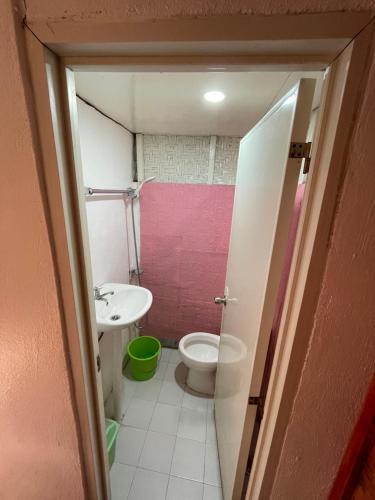Baño pequeño con aseo y lavamanos en Fely's Homestay en Batuan