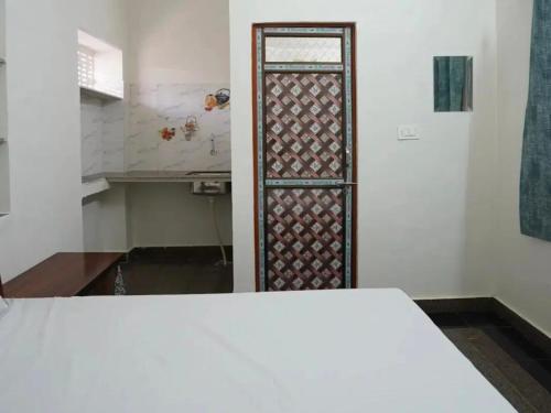 Habitación con cama y puerta en una habitación en Bhanwar VILLA HOTEL en Pāl