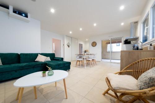 Η κουζίνα ή μικρή κουζίνα στο Appart Hôtel La Gacilly-centre ville-SPA-parking