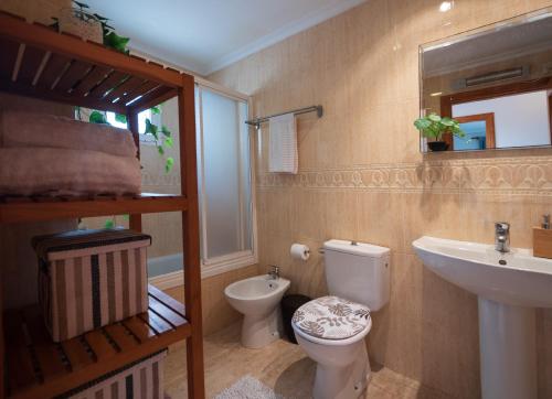 uma casa de banho com um WC e um lavatório em Ático de lujo en primera línea 2 balcones con vistas al mar, Vera Playa em Vera