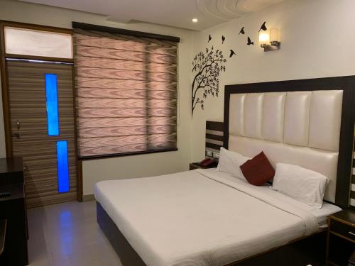 Un dormitorio con una cama grande y una ventana en Hotel Citi Heights, en Chandīgarh