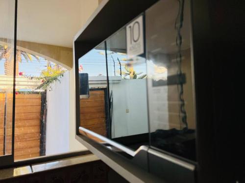 un reflejo de una ventana en una habitación con vistas en Hermosa Casa completa en Arequipa, 