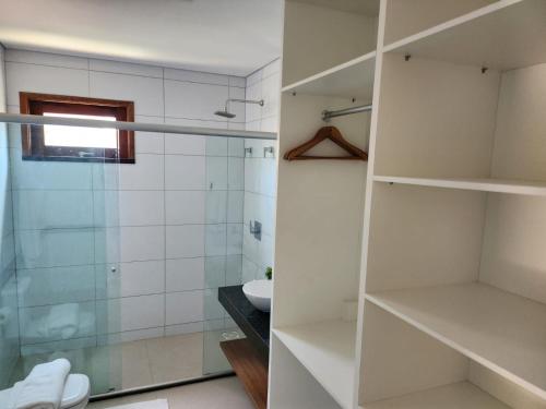 un bagno con doccia, WC e lavandino di The Coral Beach Resort - Villa Nusa Dua a Flecheiras