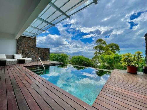 La alberca dentro o cerca de Appartement 2 chambres avec piscine, vue mer sur la baie