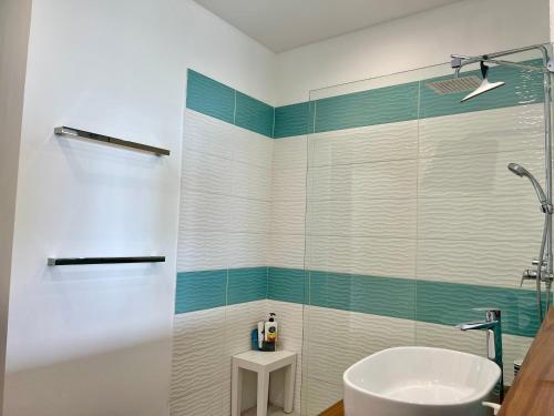 Un baño de Appartement 2 chambres avec piscine, vue mer sur la baie