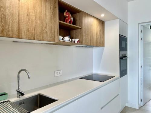 Una cocina o cocineta en Appartement 2 chambres avec piscine, vue mer sur la baie