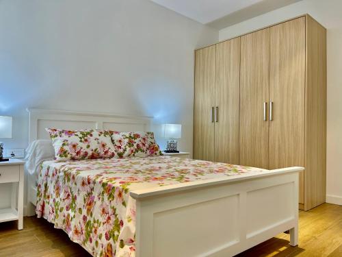 Una cama o camas en una habitación de Appartement 2 chambres avec piscine, vue mer sur la baie