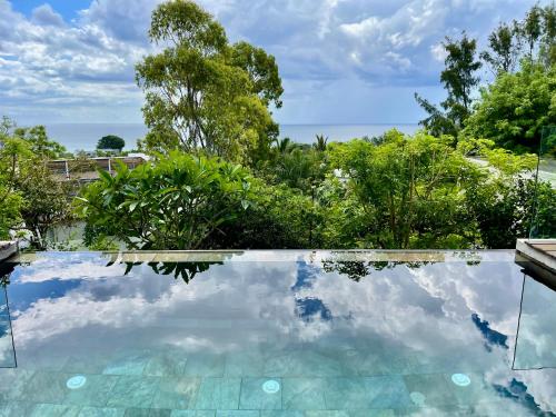 La alberca dentro o cerca de Appartement 2 chambres avec piscine, vue mer sur la baie