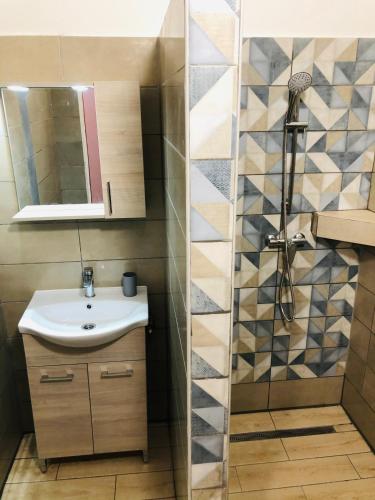 a bathroom with a sink and a shower at Tieffapartmanház Balatonszárszó in Balatonszárszó