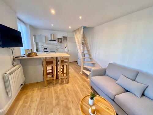 un salon avec un canapé et une cuisine dans l'établissement Appartement Cannes Centre, à Cannes