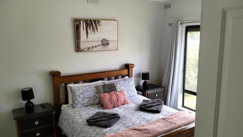 ポートランドにあるOcean viewsのベッドルーム1室(枕付きのベッド1台、壁に絵付)