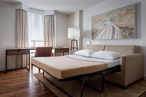 Sheraton Suites Market Center Dallas Image