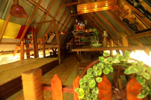 Ático con mesa y maceta en Dinna Nature Hostel, en Sigiriya