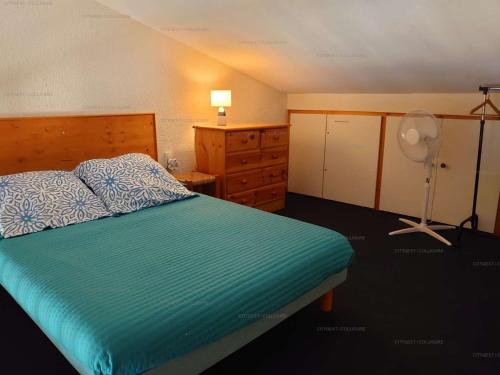 - une chambre avec un lit, un bureau et un ventilateur dans l'établissement 4RB71 - APPARTEMENT F2 mezzanine avec vue mer, à Collioure